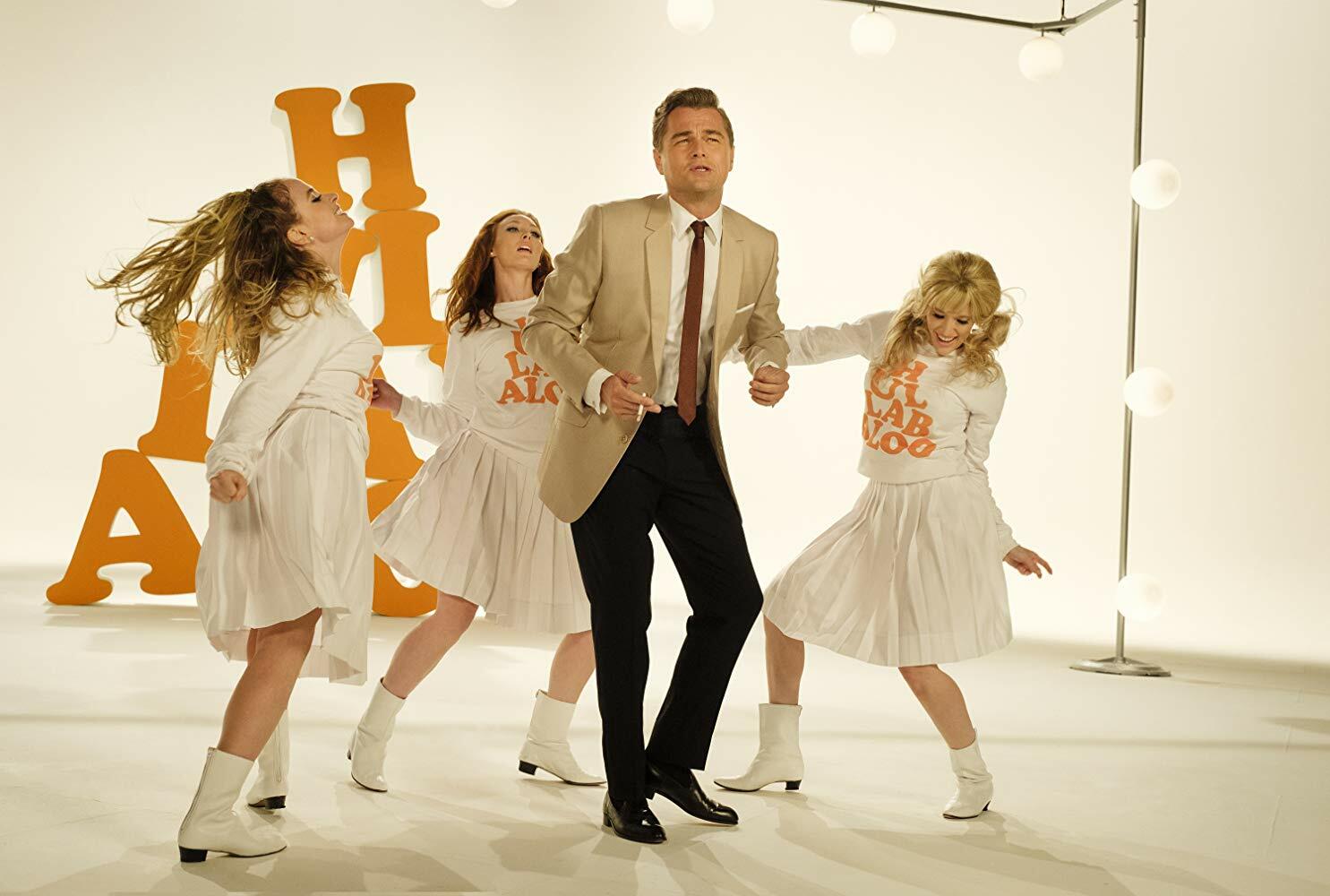 Clicca per vedere l'immagine originale Leonardo DiCaprio balla circondato da tre ballerine in una scena del film