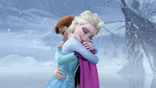 Un'immagine di Frozen - Il regno di ghiaccio che vede Elsa e Anna sciogliersi in un abbraccio