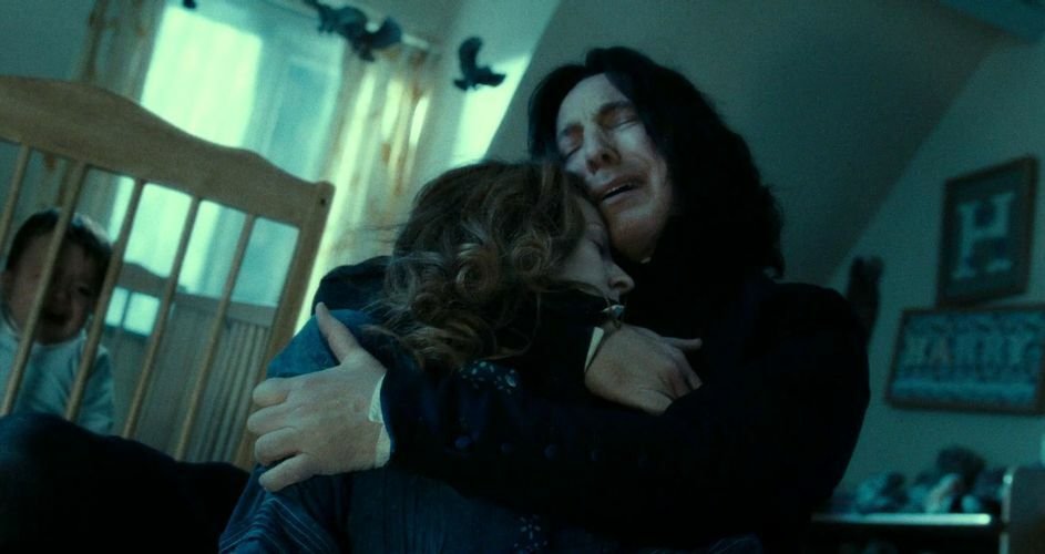 En un recuerdo, Snape abraza el cadáver de Lily Evans, recién asesinada por Voldemort, llorando desesperadamente.