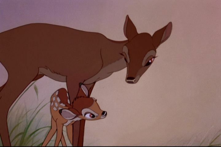 Bambi e sua madre in una scena del film