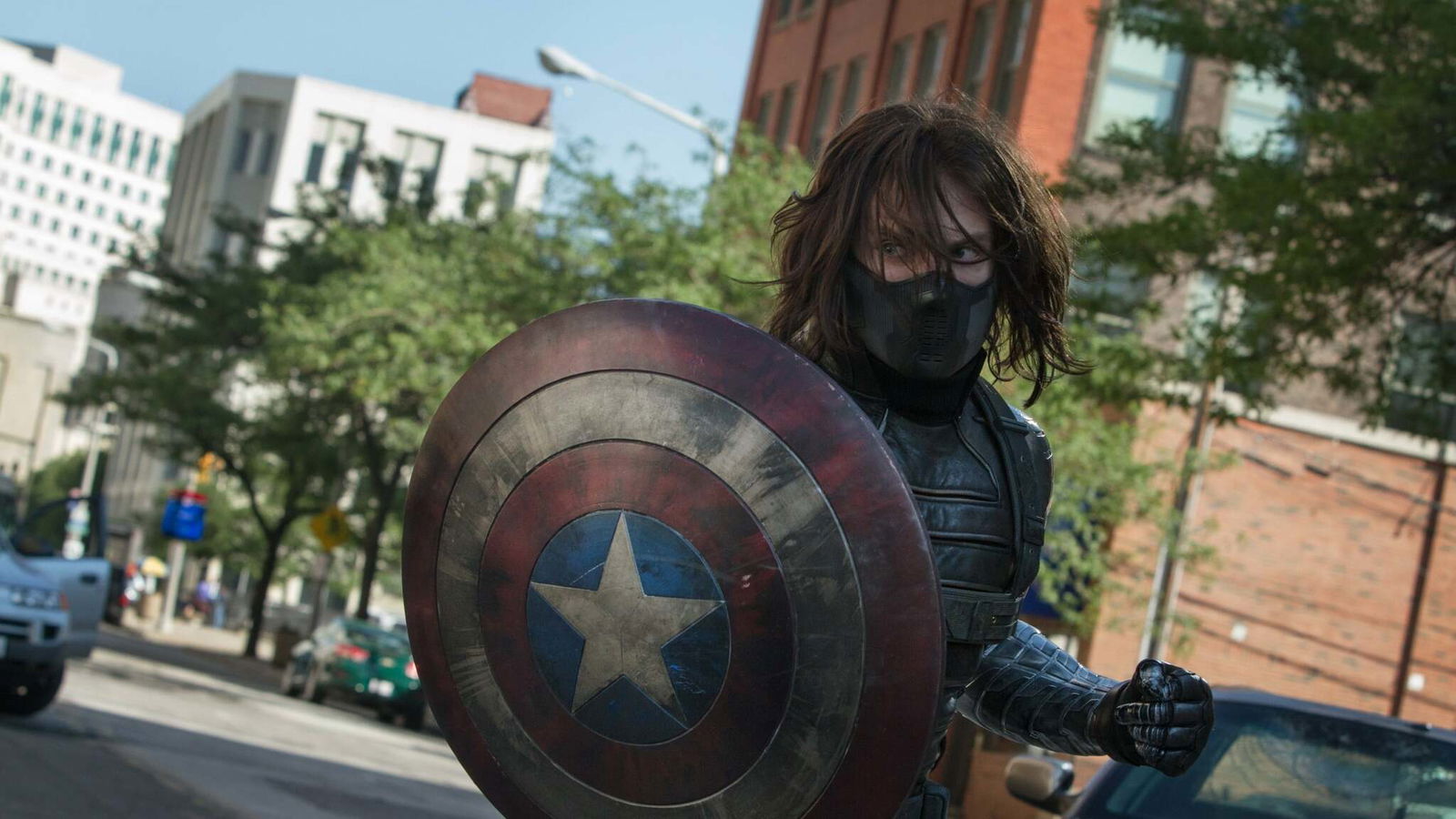 Clicca per vedere l'immagine originale Captain America: The Winter Soldier: Bucky lotta contro Steve in una scena del film