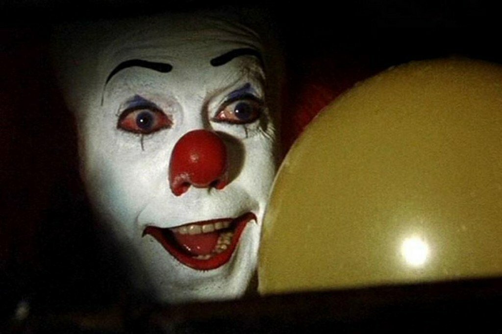 Tim Curry nel ruolo di Pennywise