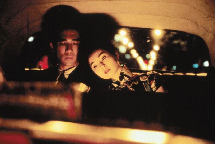 Clicca per vedere l'immagine originale Maggie Cheung in taxi con Tony Leung