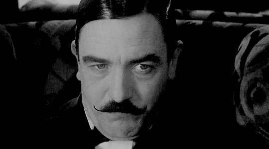Albert Finney nei panni di Poirot