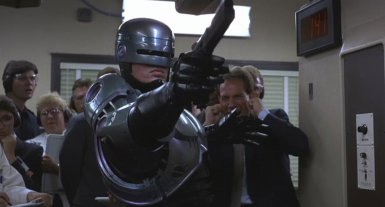 Click para ver la imagen original Robocop armado con su legendaria pistola