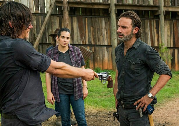 Daryl porge a Rick la sua pistola