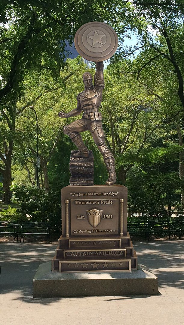 Steve Rogers in posa nella statua di bronzo dedicata a Capitan America