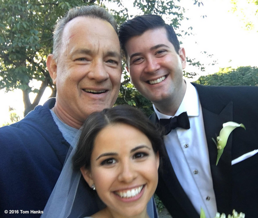 Tom Hanks intruso nelle foto di un matrimonio