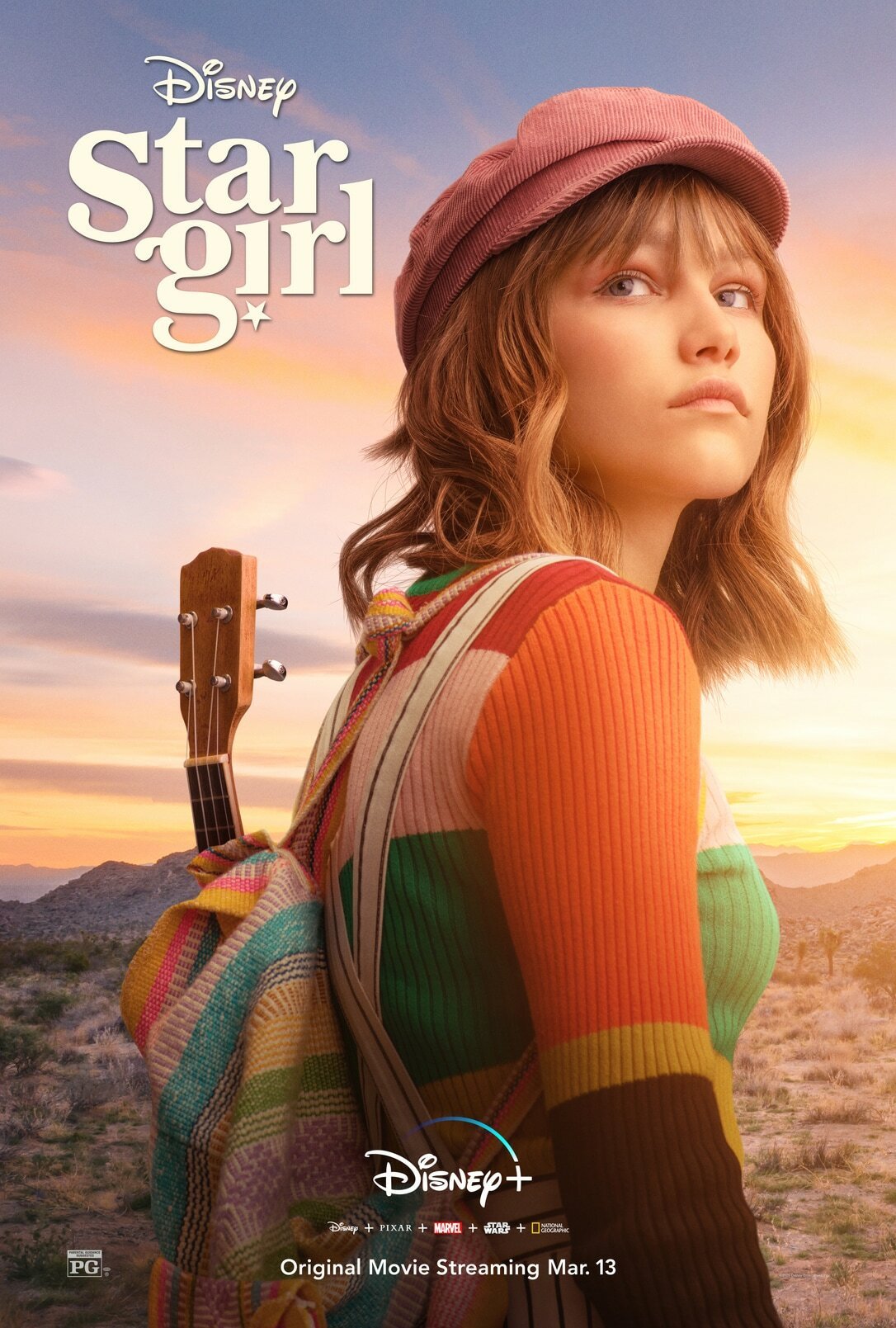 Stargirl indossa un maglione a strisce colorate, uno zainetto con dentro il suo ukulele