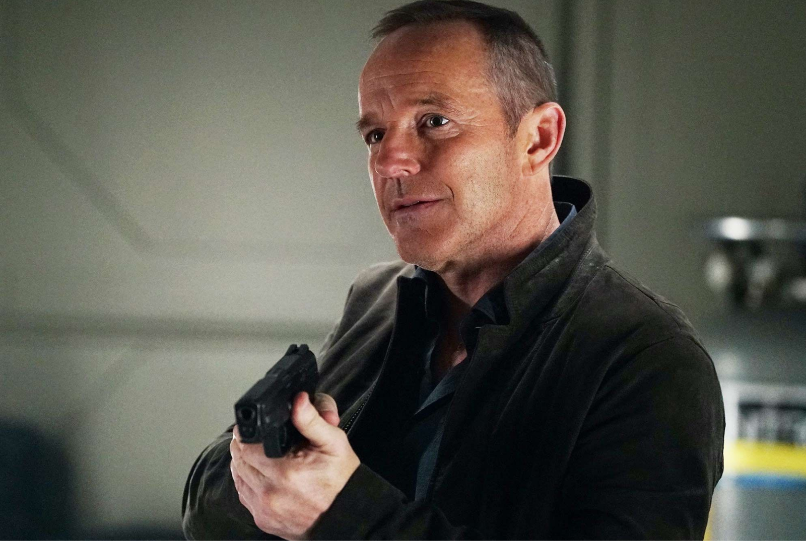 Clicca per vedere l'immagine originale Phil Coulson con la pistola