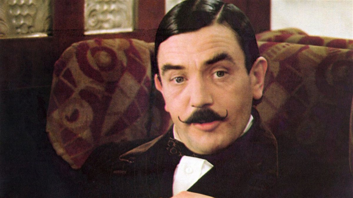 Primo piano di Albert Finney nei panni di Hercule Poirot de Assassinio sull'Orient Express