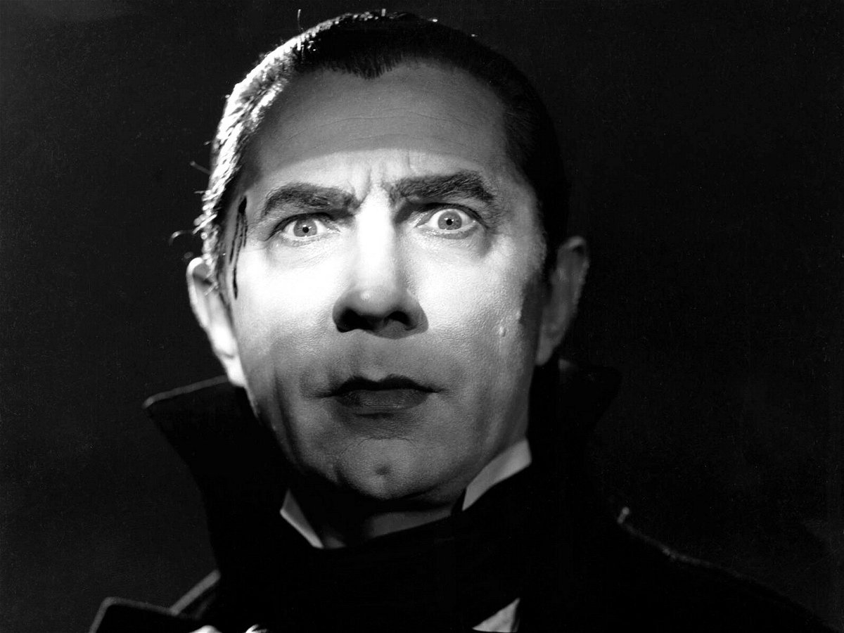 Un primo piano che ritrae Bela Lugosi nei panni di Dracula