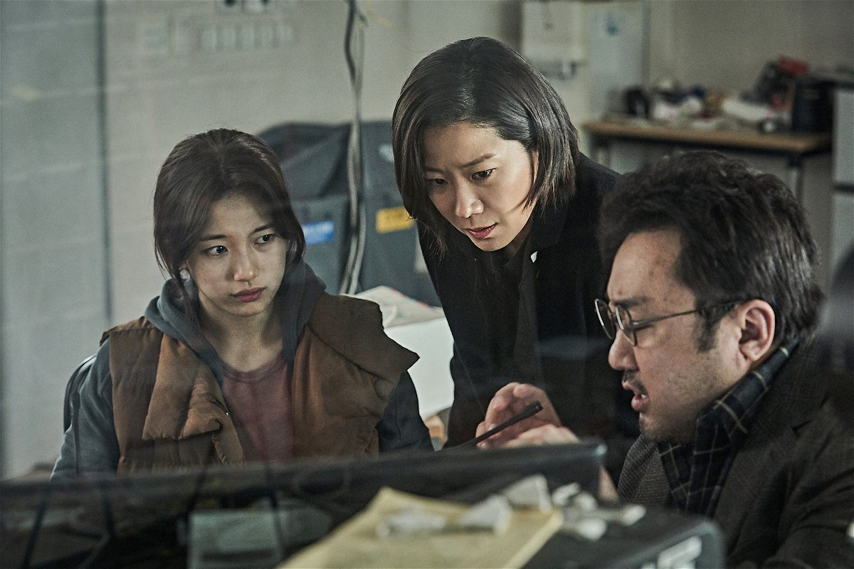Bae Suzy, Jeon Hye-jin e Ma Dong-seok in una scena di Ashfall