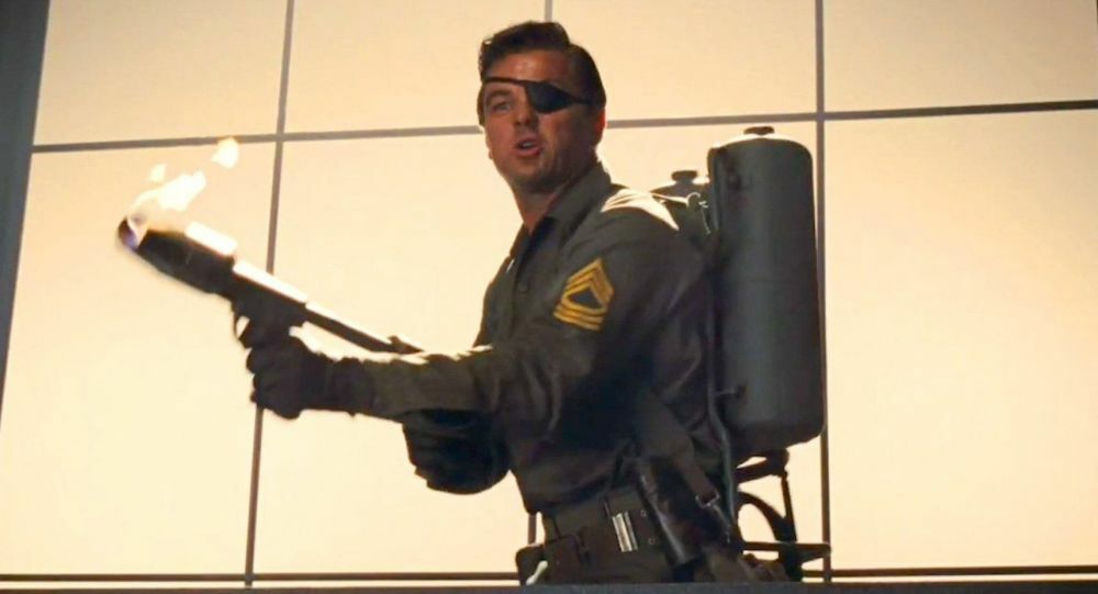 Clicca per vedere l'immagine originale Leonardo DiCaprio in una scena di C'Era Una Volta A... Hollywood