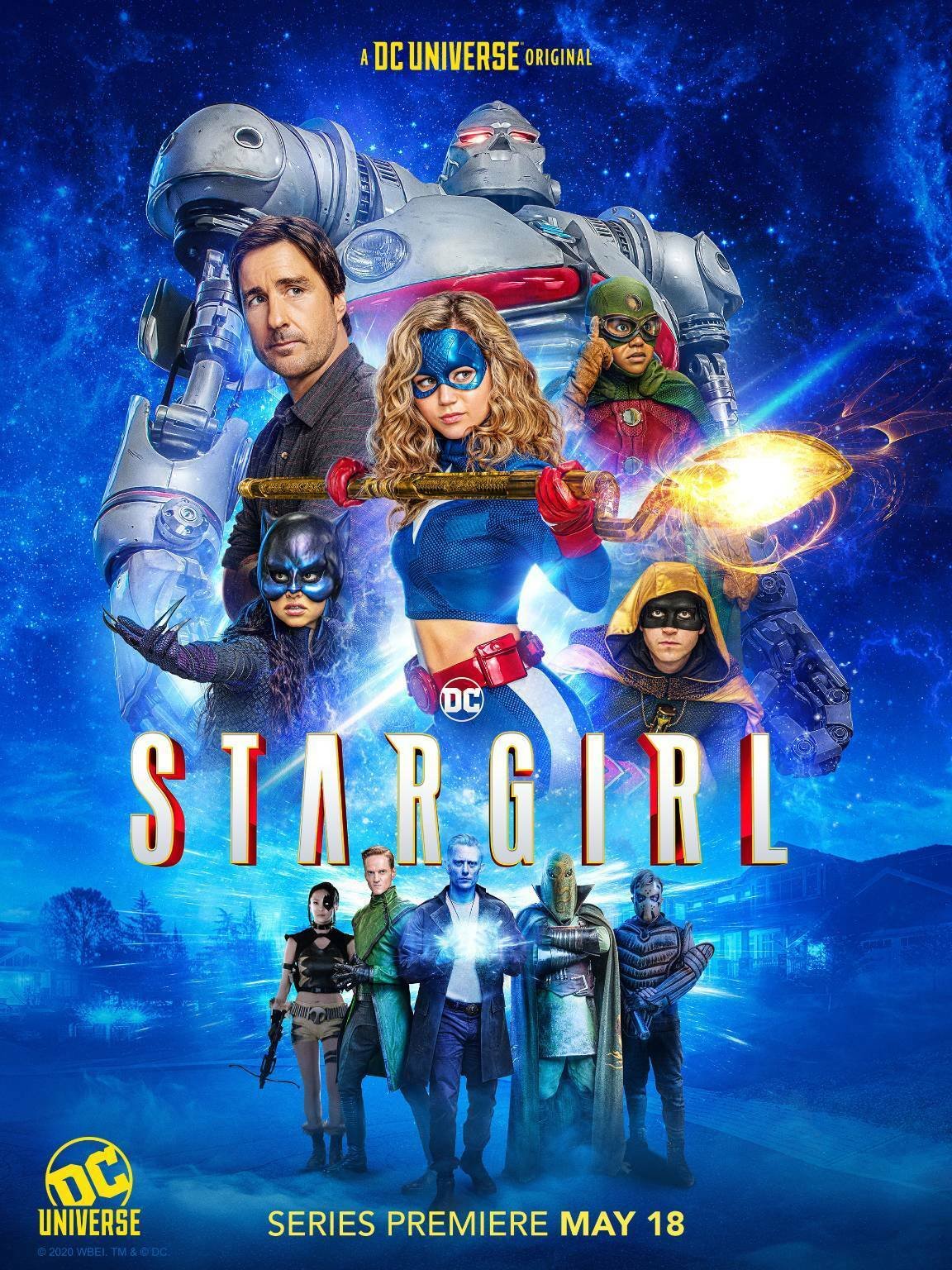 Stargirl circondata dai suoi amici della Justice Society of America e dai villain della Injustice Society