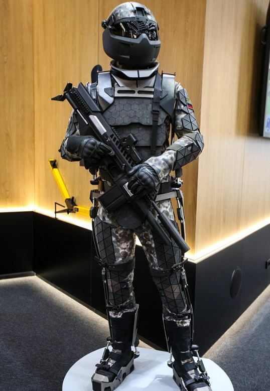 Clicca per vedere l'immagine originale La suit in stile Robocop indossata da un tester