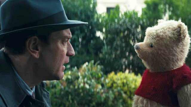 Ewan McGregor e l'orsetto Winnie the Pooh in una scena di Ritorno al Bosco dei 100 Acri
