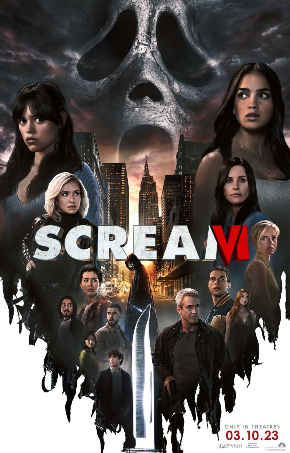 Poster di Scream IV - Titolo, maschera del killer sullo sfondo, i personaggi principali e la lama di un coltello