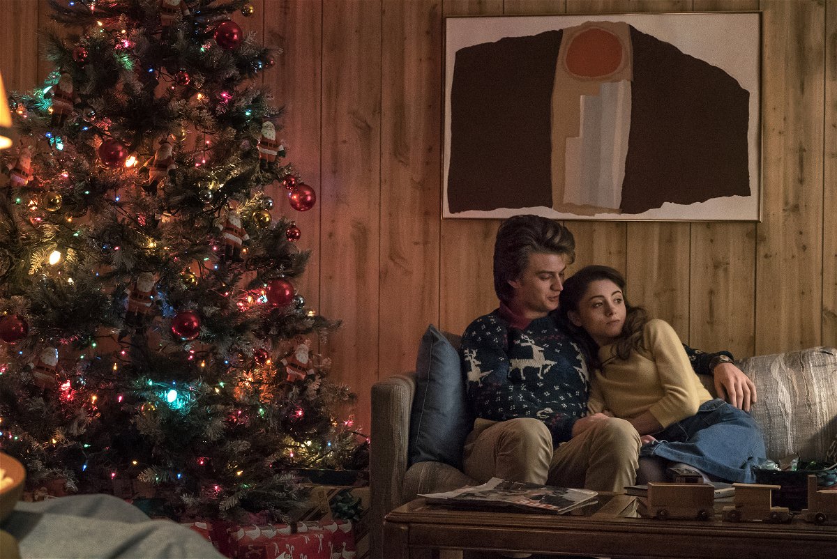 Steve e Nancy vicino a un albero di Natale nel finale della prima stagione di Stranger Things