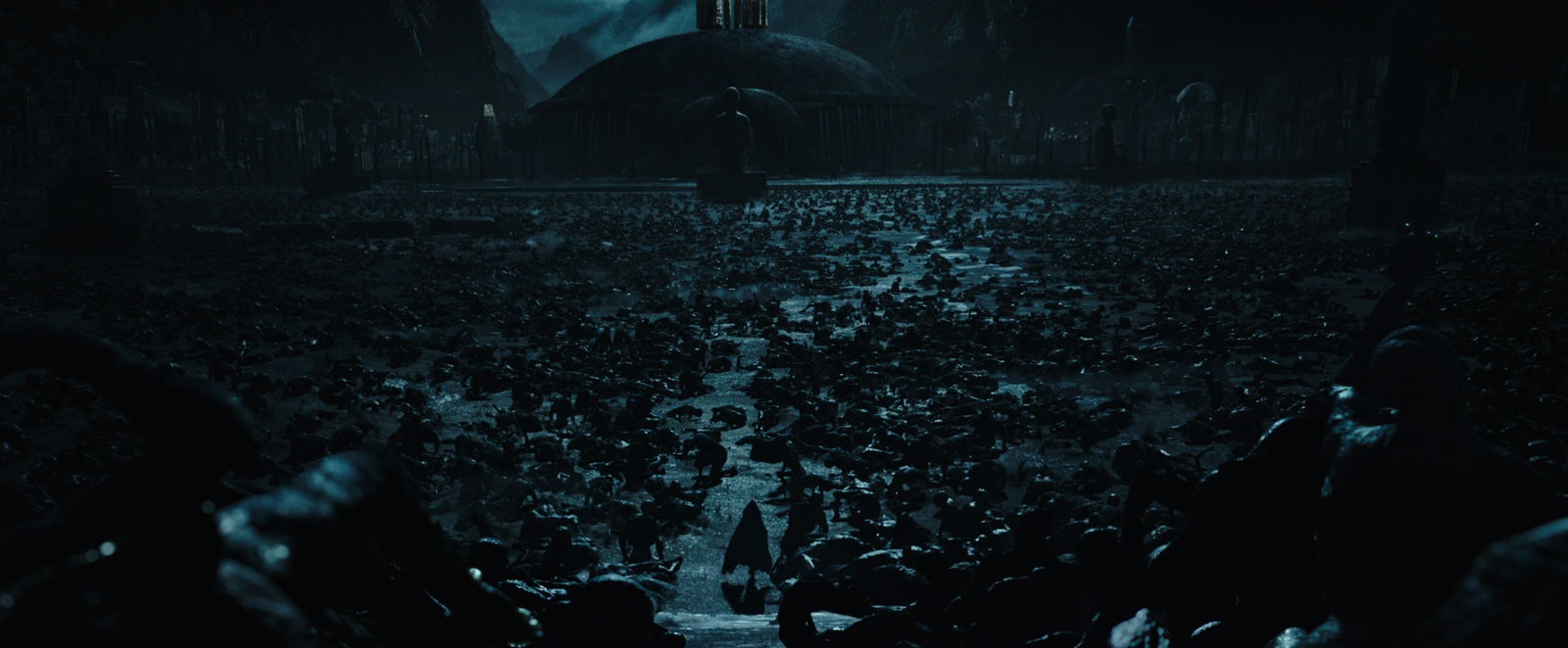 Clicca per vedere l'immagine originale L'androide David vive tra le rovine morte di una città