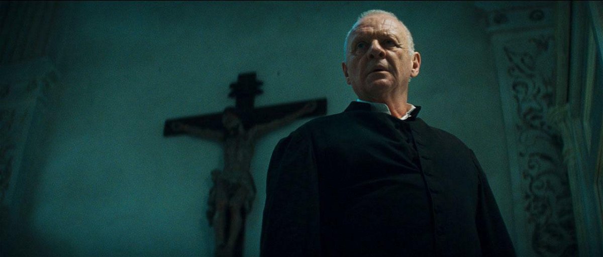 Anthony Hopkins nel ruolo di padre Lucas con un crocifisso alle spalle in una scena di Il Rito