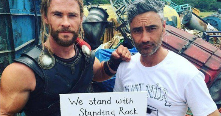 Clicca per vedere l'immagine originale Il regista e Chris Hemsworth sul set di Thor: Ragnarok