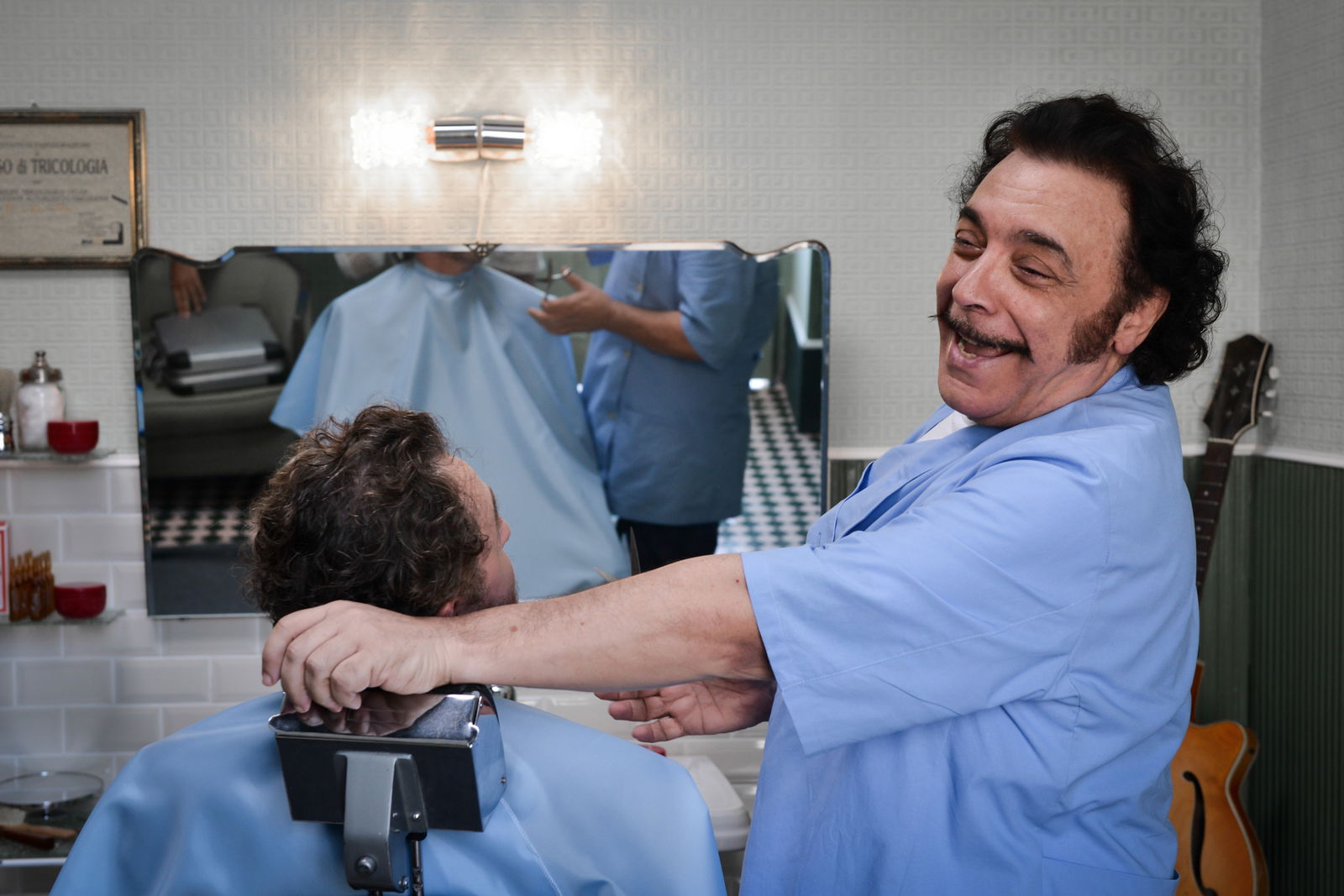 Clicca per vedere l'immagine originale Nino Frassica è il barbiere in Andiamo a quel paese