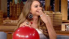 Copertina di The Tonight Show: Sofia Vergara e il palloncino d'elio da Jimmy Fallon