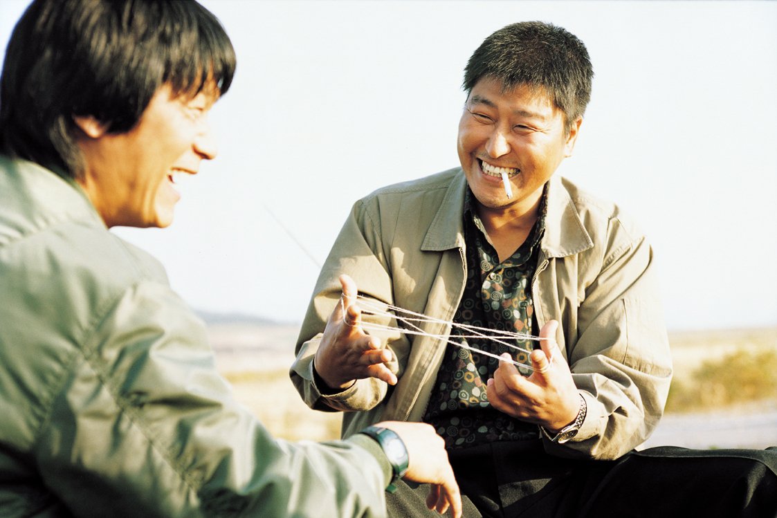 Byun Hee-bong e Song Kang-Ho in una scena del film Memorie di un assassino