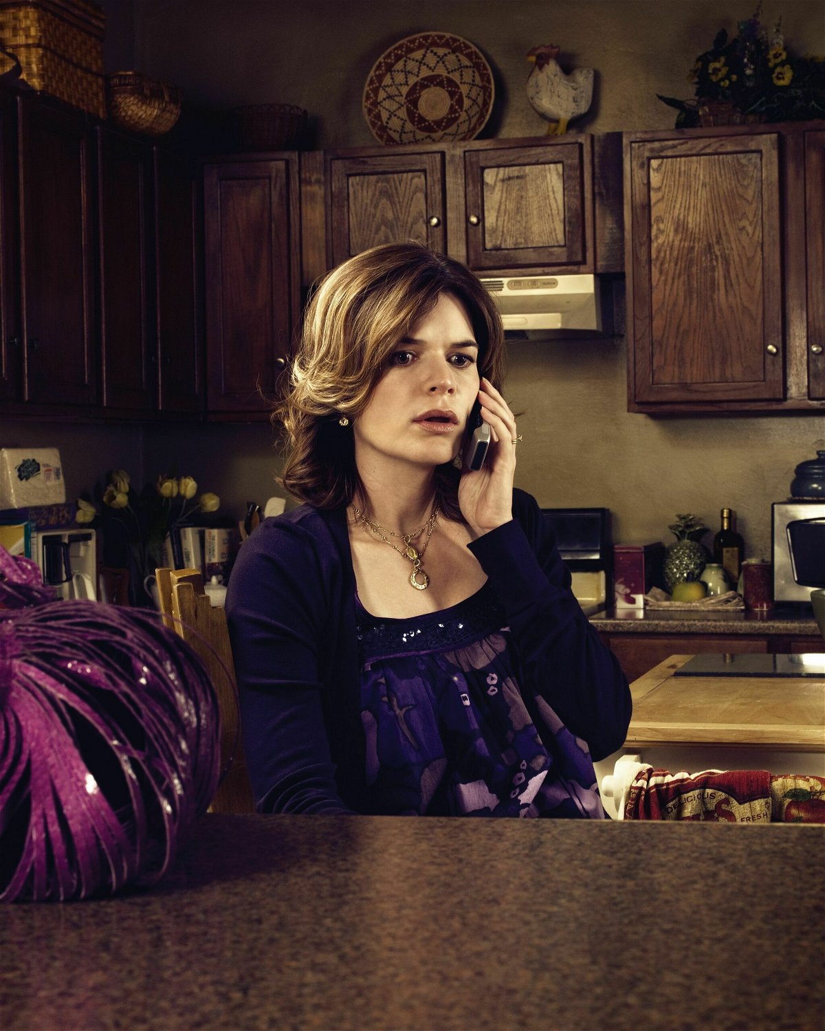 Marie Schrader al telefono nella sua cucina