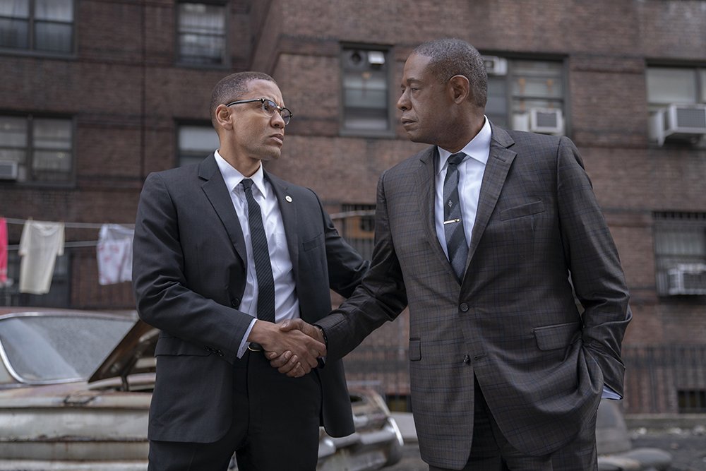 Bumpy Johnson e Malcolm X si stringono la mano in una scena di Godfather of Harlem