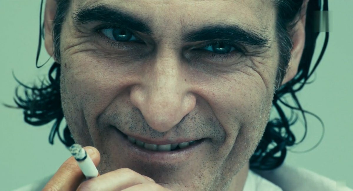 Un primo piano di Joaquin Phoenix in una scena del film Joker