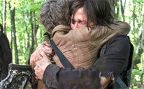 Copertina di The Walking Dead 7x10: quell'abbraccio fra Daryl e Carol 