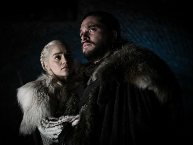 Emilia Clarke e Kit Harington in Game of Thrones 8