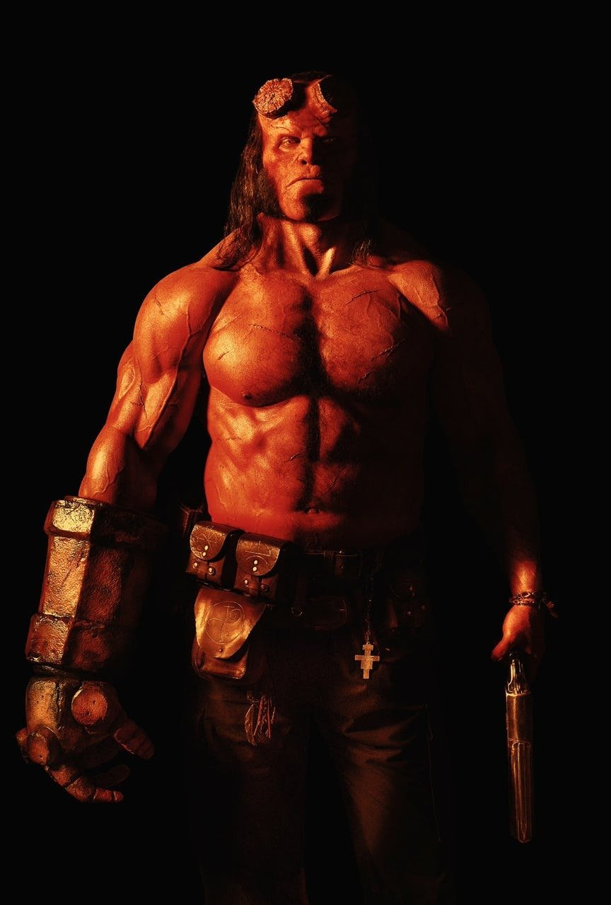 David Harbour in costume da Hellboy