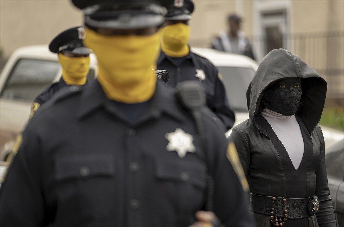 Regina King e i poliziotti di Watchmen con la maschera gialla