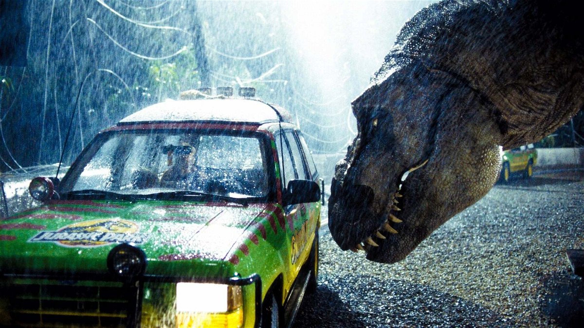 El T-Rex ataca el coche en una de las escenas más icónicas de Jurassic Park