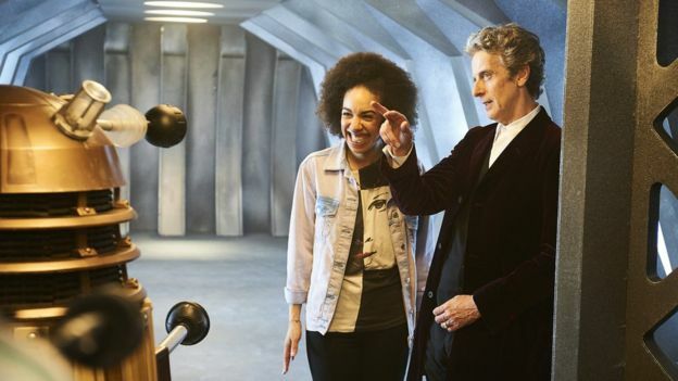Clicca per vedere l'immagine originale Bill e il Dottore nella decima stagione di Doctor Who