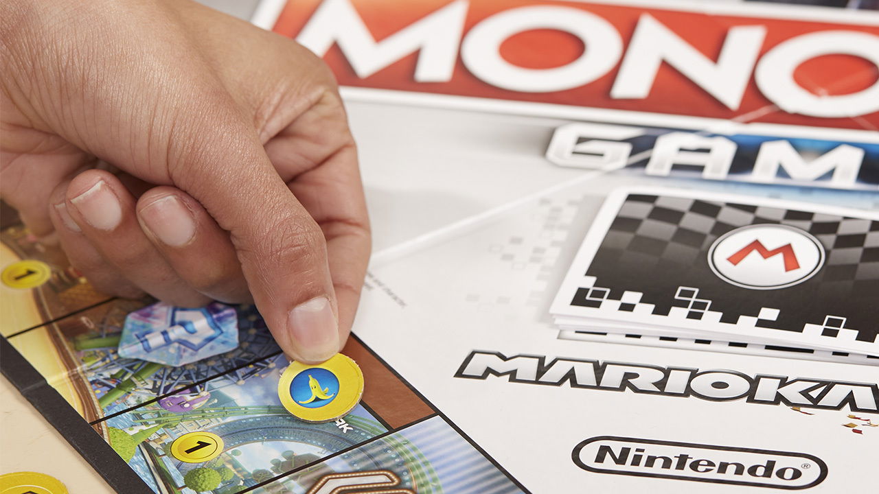 Nel Monopoly di Mario Kart non mancano le iconiche banane! Il Monopoly Gamer di Mario Kart ci porta sulle piste del Regno dei Funghi