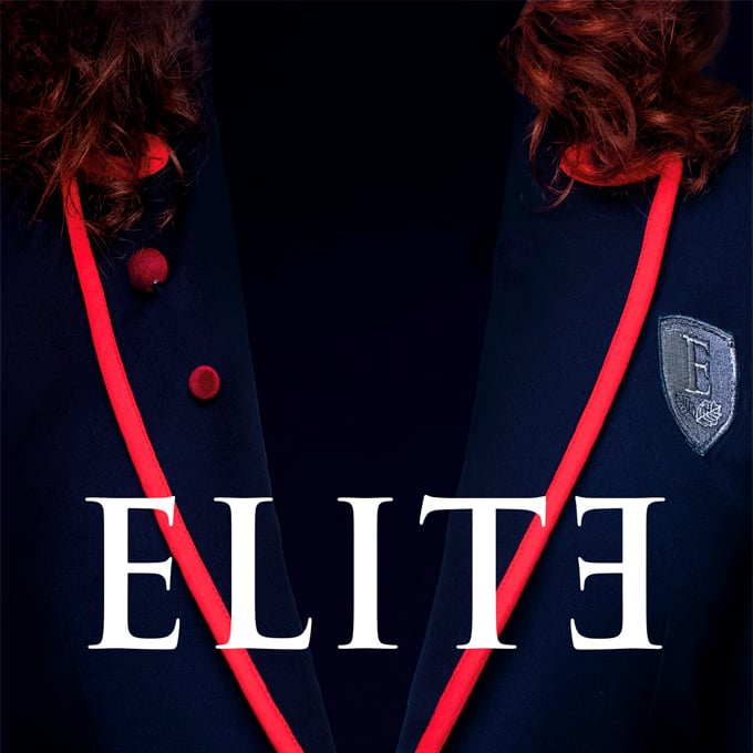 Una divisa dell'istituto spagnolo e il logo della serie TV Élite
