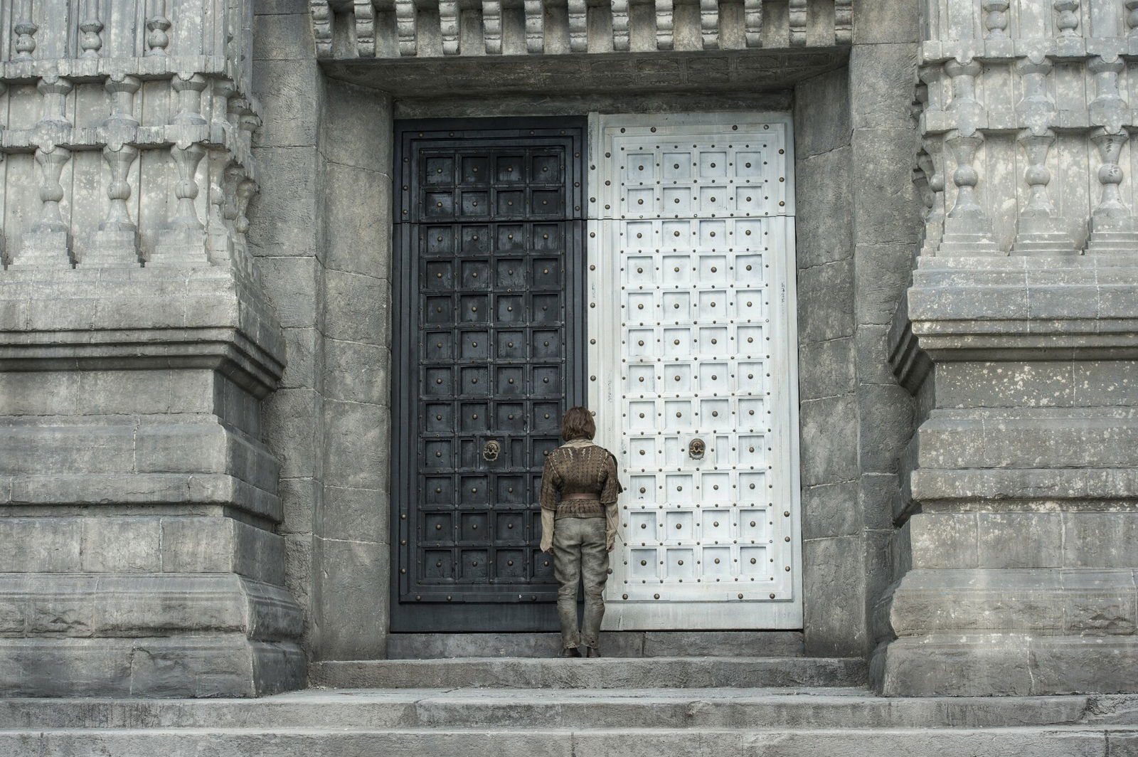 Η Arya ετοιμάζεται να μπει στο House of Black and White Η Arya γίνεται συνεργάτης του Fall of White and Black