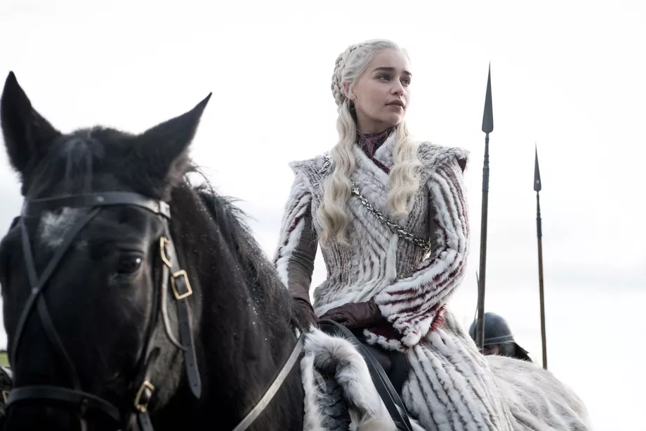 Clicca per vedere l'immagine originale Daenerys a cavallo in GoT 8