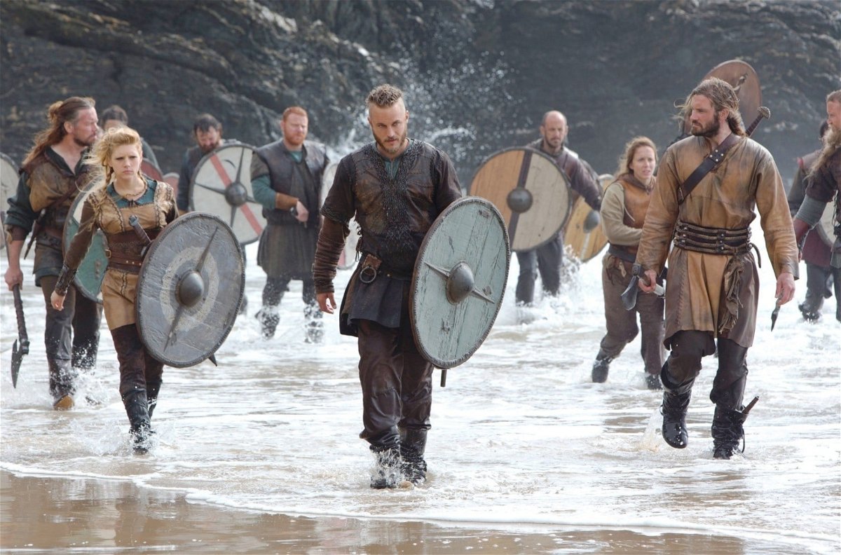 Il cast di Vikings in riva al mare