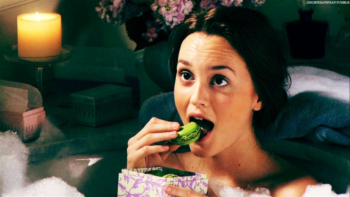 Blair mangia un macaron nella vasca