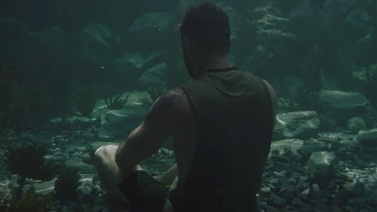 Chris Hemsworth in apnea in una scena di Tyler Rake