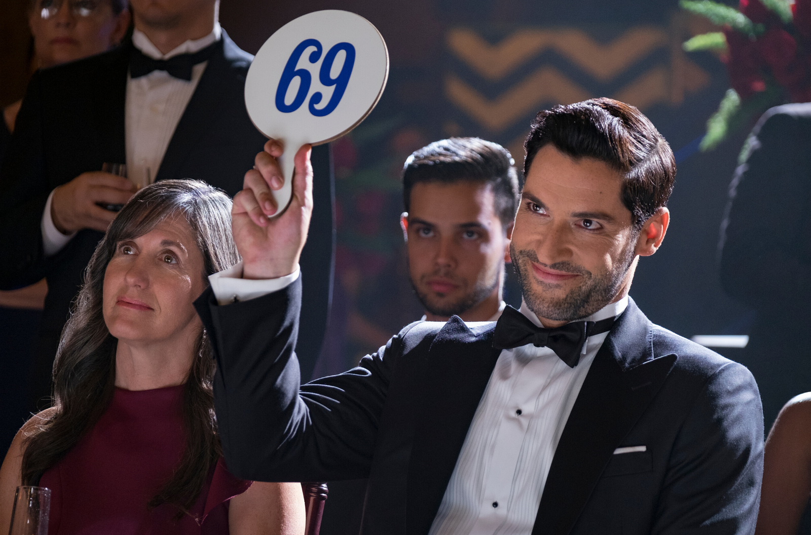 Clicca per vedere l'immagine originale Lucifer alzata una paletta con il numero 69