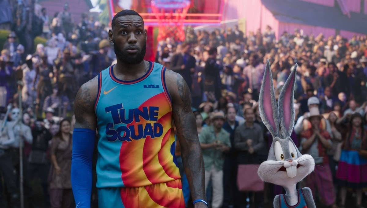 LeBron James e Bugs Bunny in Space Jam: New Legends