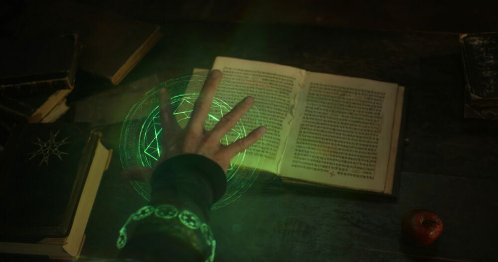 Clicca per vedere l'immagine originale Strange con il libro di Cagliostro