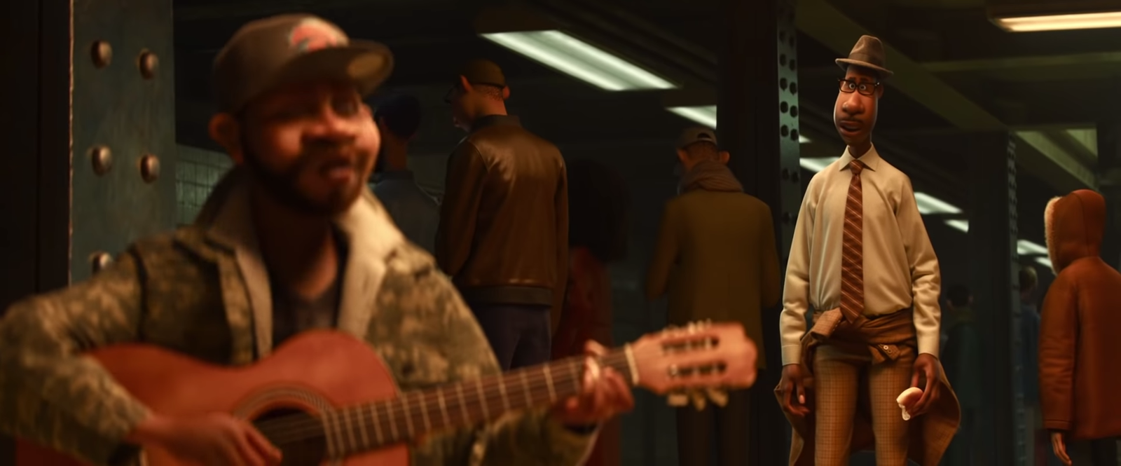 Clicca per vedere l'immagine originale Soul, il protagonista guarda un uomo suonare la chitarra