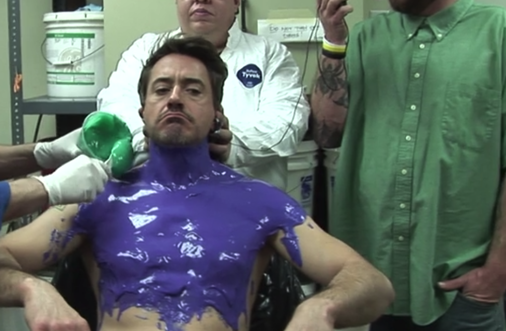 Clicca per vedere l'immagine originale Robert Downey Jr. con gli specialisti della Stan Winston